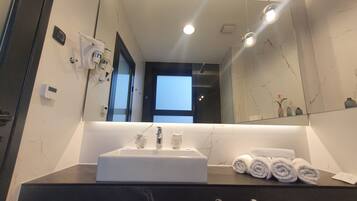 Standard Room, Multiple Beds, Bathtub, City View (11) | Kylpyhuone | Ilmaiset hygieniatuotteet, hiustenkuivaaja, tohvelit, lämmitetyt lattiat