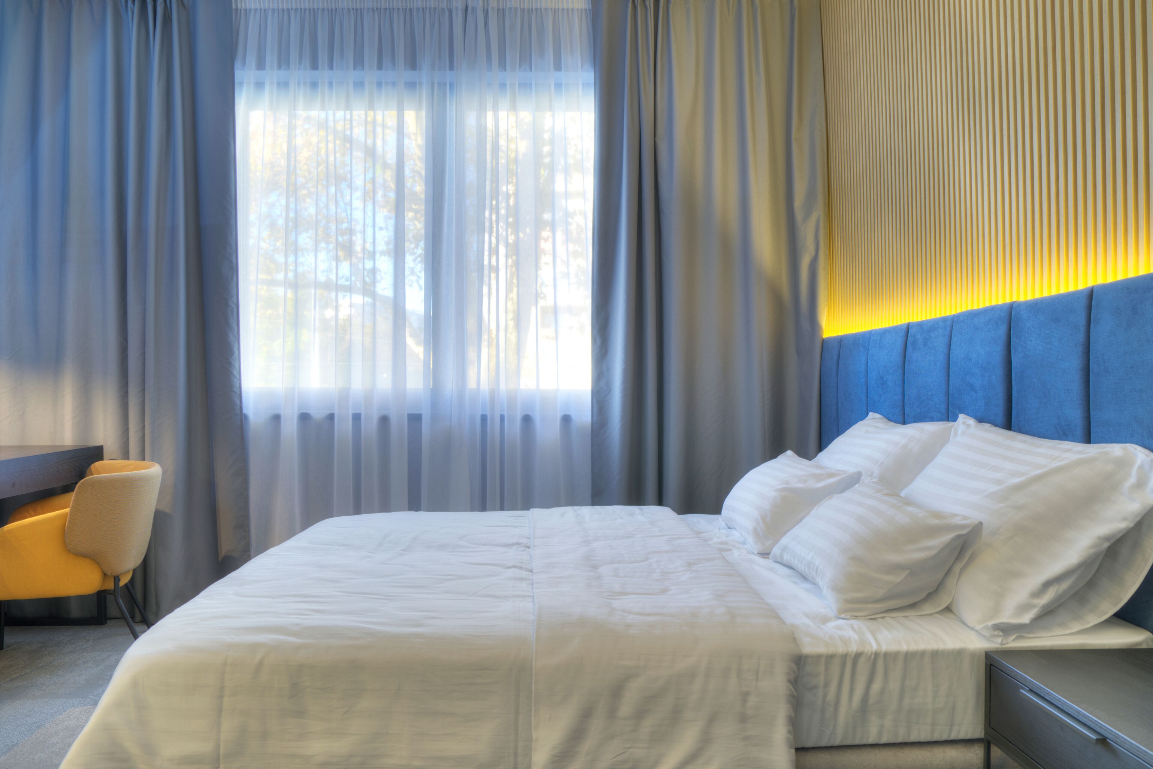 Ein Hotelzimmer mit einem Bett, einem Schreibtisch und einem Stuhl.