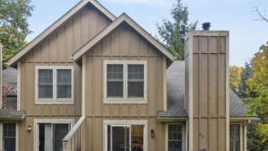 Exterior - The Outpost Camelback: Walk to Ski, Swim, Fun! (Tannersville)