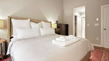 3 dormitorios, escritorio, tabla de planchar con plancha y cuna de viaje
