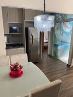 Apartamento | Cozinha privada | Geladeira, micro-ondas, talheres/pratos/utensílios de cozinha