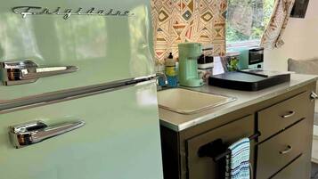 Jääkaappi, mikroaaltouuni, liesi, kahvin-/teenkeitin