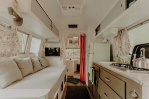 Refrigerador, microondas, placa de cocina, cafetera/tetera