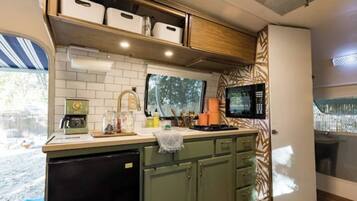 Mikrowelle, Herdplatte, Wasserkocher mit Kaffee-/Teezubehör