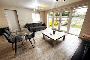Living area - Horizon House, Stunning 2-bed, Parking, Oxford, F1 (Oxford)