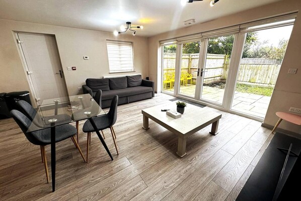 Living area - Horizon House, Stunning 2-bed, Parking, Oxford, F1 (Oxford)