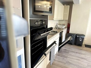 Fridge, microwave, oven, stovetop - Horizon House, Stunning 2-bed, Parking, Oxford, F1 (Oxford)