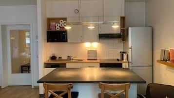 Réfrigérateur, micro-ondes, four, plaque de cuisson