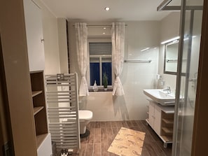 Dusche, Haartrockner, Toilettenpapier