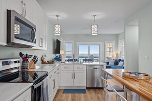 ثلاجة، ميكروويف، فرن، موقد طهي مسطح