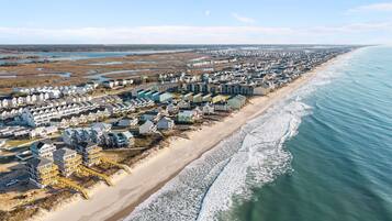 Plage, chaises longues, serviettes de plage