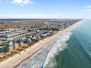 على الشاطئ، كراسي للتشمس، مناشف للشاطئ