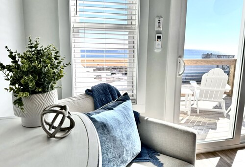 C-Shore Retreat - Great Views, Steps to the sand!