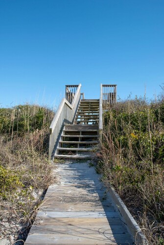 C-Shore Retreat - Great Views, Steps to the sand!