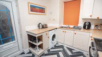 House | Private kitchen | Fridge, microwave, oven, stovetop