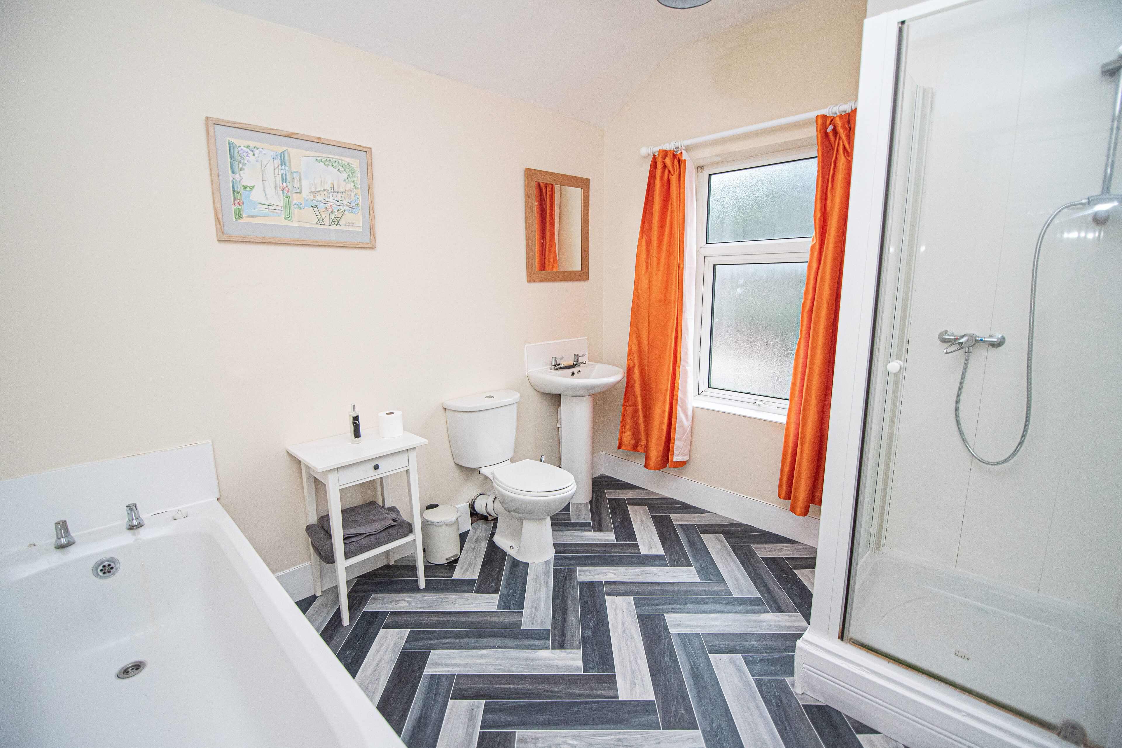 House | 2 bedrooms, iron/ironing board, free WiFi, bed sheets