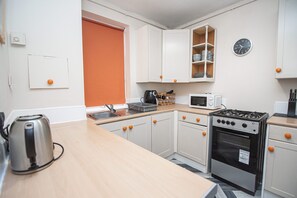 House | Private kitchen | Fridge, microwave, oven, stovetop - Captivating 3-bed House in Central Doncaster (Doncaster)