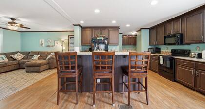 Kimmie's Place- 6 mins to Beach, Pet Friendly, Entertainers dream!