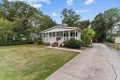 Kimmie's Place- 6 mins to Beach, Pet Friendly, Entertainers dream! 