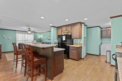 Kimmie's Place- 6 mins to Beach, Pet Friendly, Entertainers dream! 