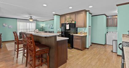 Kimmie's Place- 6 mins to Beach, Pet Friendly, Entertainers dream!