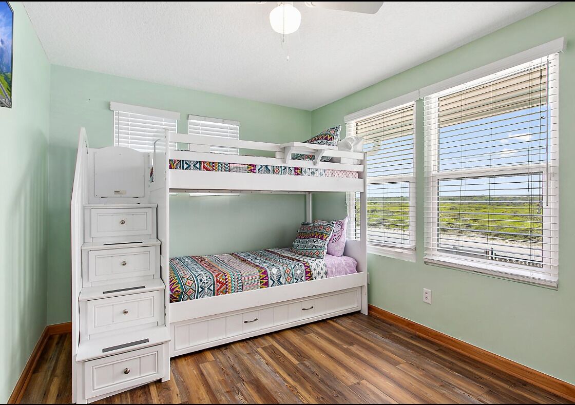 3 habitaciones, escritorio y tabla de planchar con plancha 