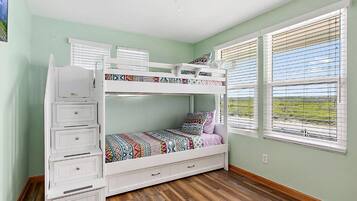 3 habitaciones, escritorio y tabla de planchar con plancha