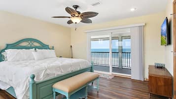 3 habitaciones, escritorio y tabla de planchar con plancha