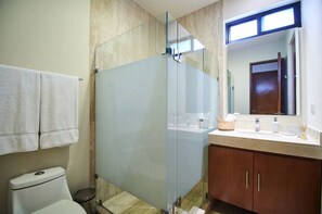 Secador de cabelo, toalhas de banho, sabonete, shampoo