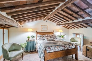 3 bedrooms, iron/ironing board, free WiFi, bed sheets - Citrus Charm Farmhouse, a Country Villa with Pool on the hills of Lucca (Capannori)