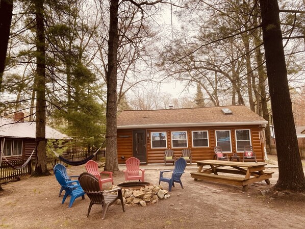 Outdoor dining - Scenic Cabin by the Lake (Gladwin)