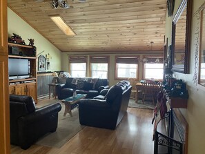 Smart TV, fireplace - Scenic Cabin by the Lake (Gladwin)