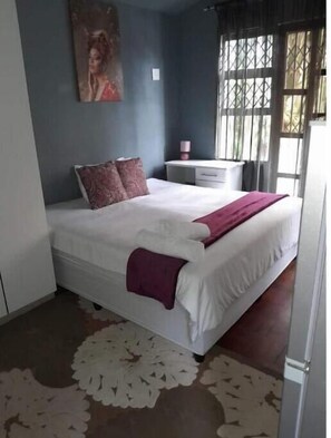 1 bedroom, WiFi - 81 Manor family room with two bedroom house (Berea)