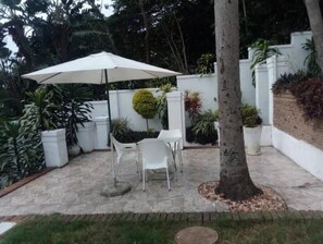 Outdoor dining - 81 Manor family room with two bedroom house (Berea)