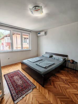 2 bedrooms, iron/ironing board, free WiFi