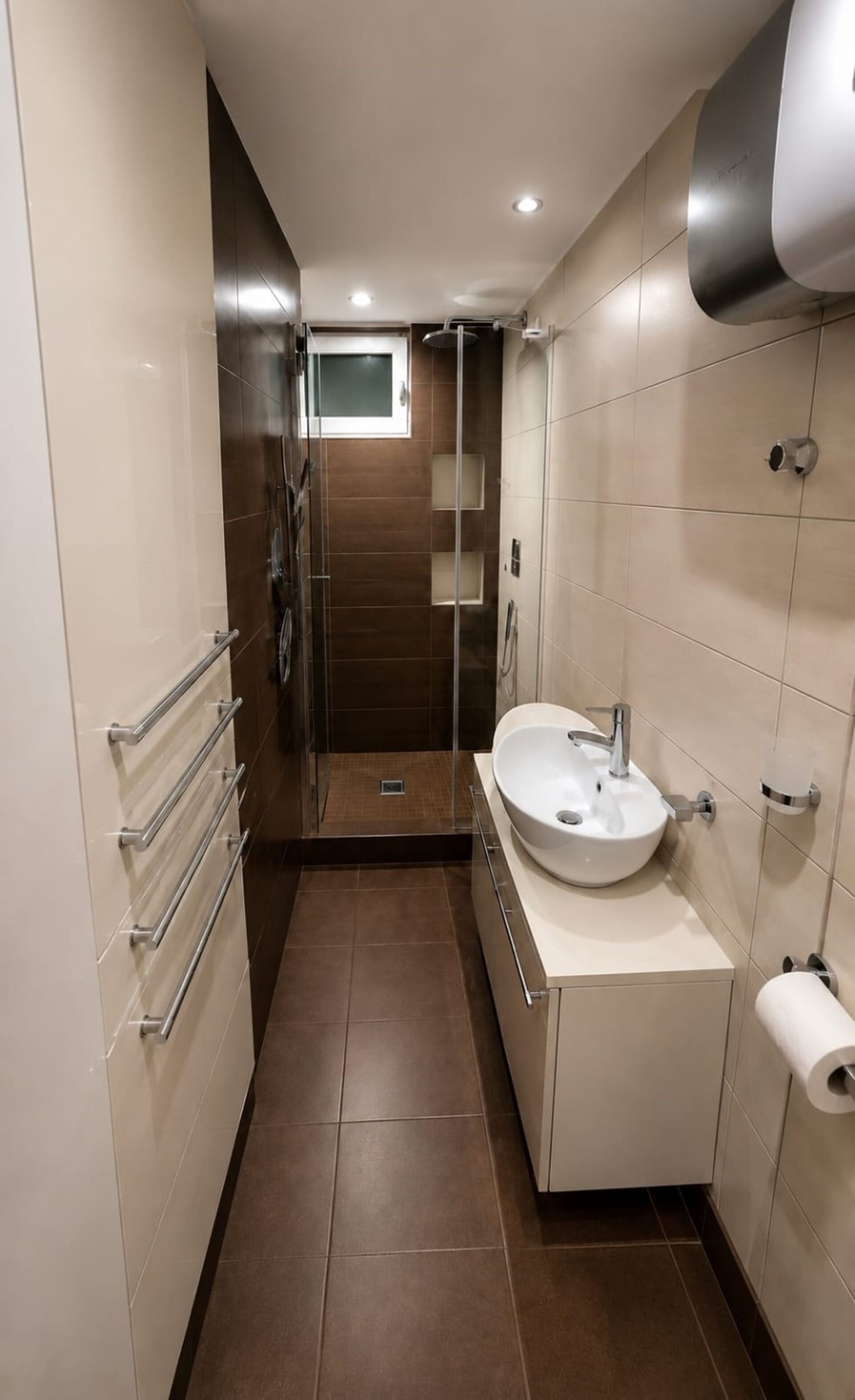 Haartrockner, Handtücher, Seife, Toilettenpapier