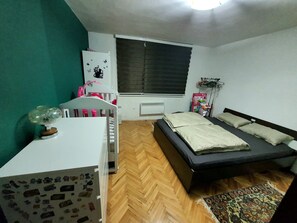 2 makuuhuonetta, silitysrauta/-lauta, ilmainen Wi-Fi