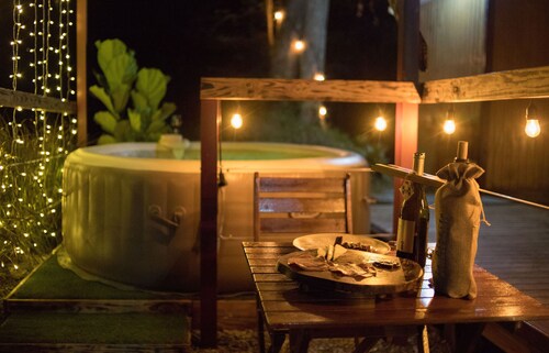 ¡Escapada Romántica! Glamping en Burbuja con Jacuzzi Privado para Dos.