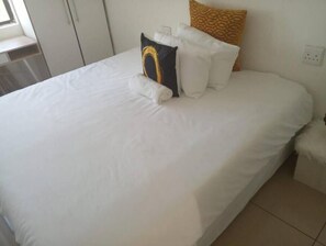 2 bedrooms, desk, WiFi