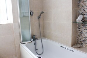 Appartement | Badkamer | Een douche, een haardroger, handdoeken