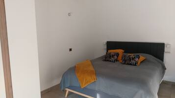 1 Schlafzimmer, BĂŒgeleisen/BĂŒgelbrett, kostenloses WLAN, BettwĂ€sche