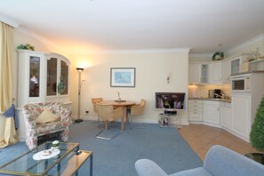 Living area - Diese Schöne Wohnung Befindet Sich in der Käptn Christiansenstraße, Ideale Lage für Erholsamen Strandurlaub, zum Sind es Strand nur ca. 200m. Sie ist ca. 50 m² Groß und Besteht aus Einem Geschmackvoll Eingerichteten Wohnraum/schlafsofa für die 3.pe (Westerland)