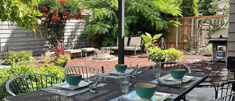 屋外ダイニングエリア