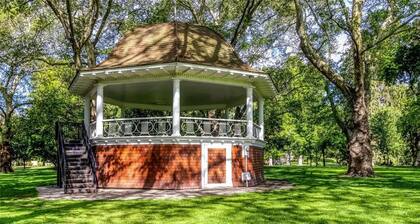 Updated 1939 cottage with beautiful park view