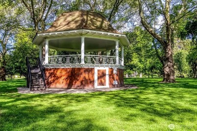 Updated 1939 cottage with beautiful park view