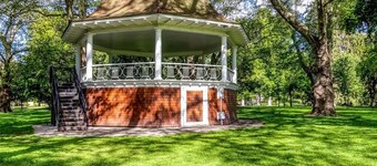 Updated 1939 cottage with beautiful park view