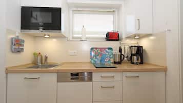 Cafetera/tetera, refrigerador, microondas, tostadora