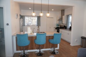 Fridge, microwave, oven, stovetop - Charming home 7 minutes from downtown, no cleaning fee (Detroit)