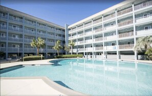 Una piscina cubierta, una piscina al aire libre