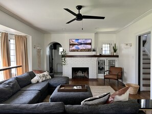 Living area - Edgewater CLE / 3 bed 3.5 bath Century home near lake. Large private yard! (Cleveland)